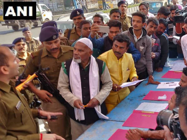 Madhya Pradesh Assembly Elections 2018: 2 मतदान केंद्रों पर फायरिंग, प्रत्याशियों को पुलिस ने किया नजरबंद Madhya Pradesh Assembly Elections 2018: 2 मतदान केंद्रों पर फायरिंग, प्रत्याशियों को पुलिस ने किया नजरबंद