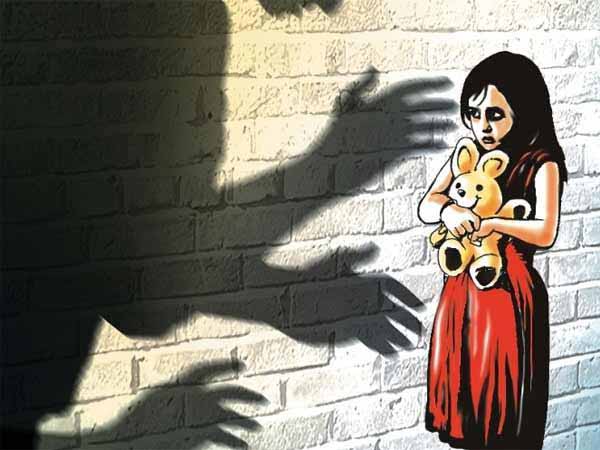 यूपी: चार साल की मासूम बच्ची के साथ पड़ोसी ने किया दुष्कर्म, लहूलुहान हालत में छोड़कर आरोपी हुआ फरार यूपी: चार साल की मासूम बच्ची के साथ पड़ोसी ने किया दुष्कर्म, लहूलुहान हालत में छोड़कर आरोपी हुआ फरार