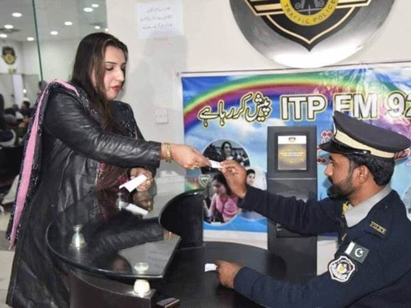 दस साल से बिना लाइसेंस चला रही थीं कार