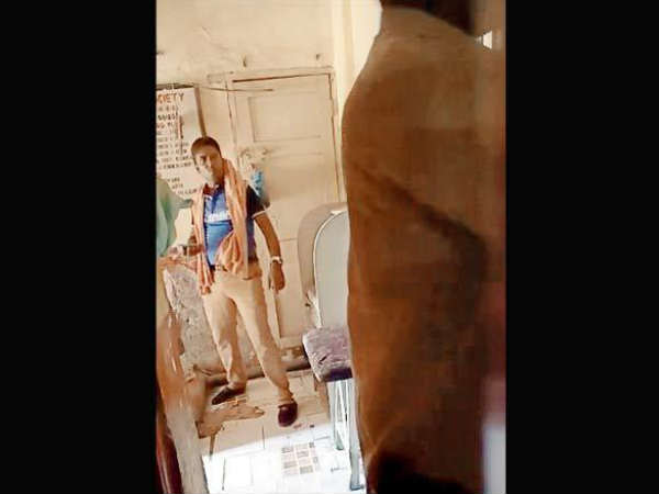 टीवी या फोन को स्पीकर में कनेक्ट करके पोर्न देखता