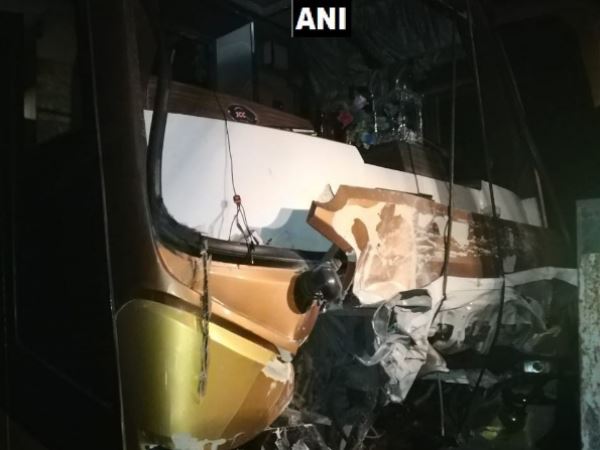 Maharashtra: 5 persons died in collision between car and bus in Vavi nashik Maharashtra: 5 persons died in collision between car and bus in Vavi nashik