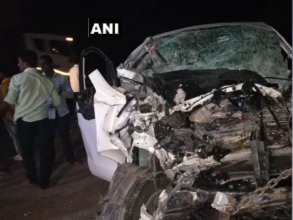 Maharashtra: 5 persons died in collision between car and bus in Vavi nashik Maharashtra: 5 persons died in collision between car and bus in Vavi nashik