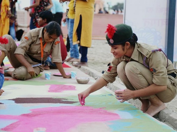 विभिन्न हिस्सों की महिलाएं व कलाकार झांकियों में