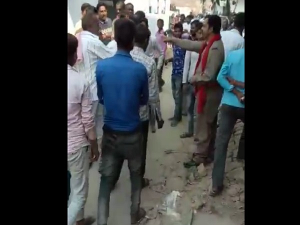 जुआरियों को जुआ खेलने से रोका तो पीट दिए यूपी-100 के सिपाही, वर्दी उतारी जुआरियों को जुआ खेलने से रोका तो पीट दिए यूपी-100 के सिपाही, वर्दी उतारी