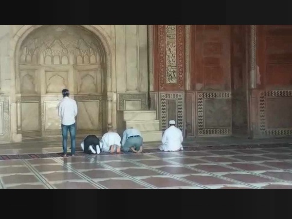 सुप्रीम कोर्ट की रोक के बाद भी ताजमहल में पर्यटकों ने पढ़ी नमाज, VIDEO वायरल सुप्रीम कोर्ट की रोक के बाद भी ताजमहल में पर्यटकों ने पढ़ी नमाज, VIDEO वायरल