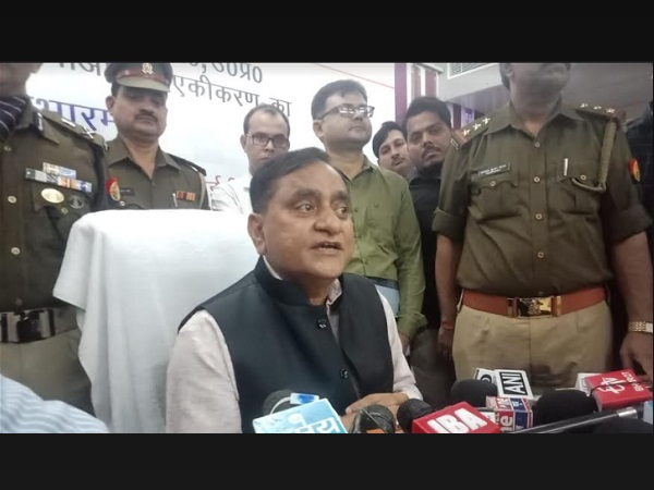 UP 100 डायल करने पर अब ट्रेन को भी मिलेगी फायर ब्रिगेड की सुविधा, शुरू हुआ कंट्रोल रूम UP 100 डायल करने पर अब ट्रेन को भी मिलेगी फायर ब्रिगेड की सुविधा, शुरू हुआ कंट्रोल रूम