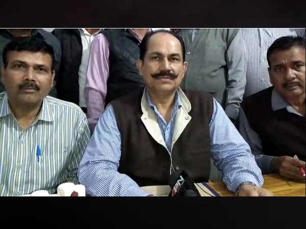 VIDEO: यूपी में पकड़ लिया किसान से रिश्वत लेता लेखपाल VIDEO: यूपी में पकड़ लिया किसान से रिश्वत लेता लेखपाल