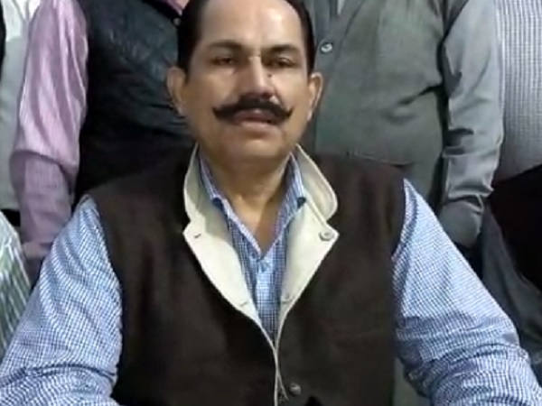 VIDEO: यूपी में पकड़ लिया किसान से रिश्वत लेता लेखपाल VIDEO: यूपी में पकड़ लिया किसान से रिश्वत लेता लेखपाल