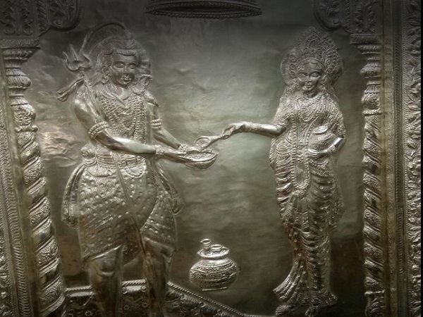 पूरे साल करते हैं भक्त इस धन और अन्न की पूजा
