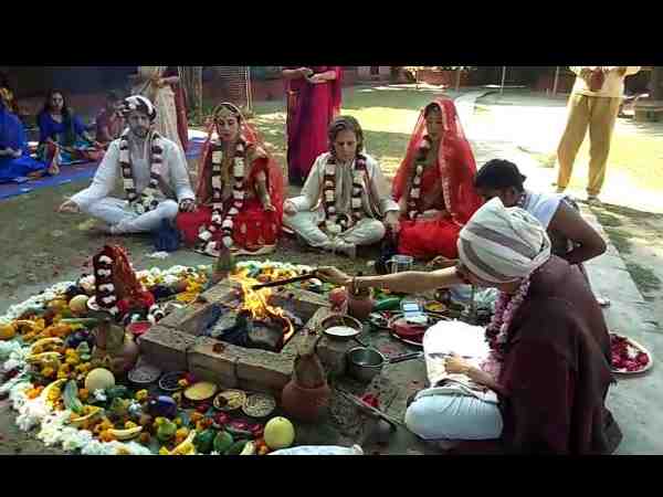 two foreign couple got married through hindu customs in vrindavan two foreign couple got married through hindu customs in vrindavan