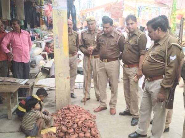पुलिस का एक दस्ता बाज़ार का मुआयना करने पहुंचा था