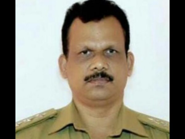तिरुवनंतपुरम। केरल पुलिस के डीएसपी बी हरिकुमार मंगलवार को अपने घर पर मृत पाए गए। माना जा रहा है कि हरिकुमार ने फांशी लगाकर आत्महत्या कर ली। बीते हफ्ते कथित तौर पर उन्होंने सनल नाम के युवक को चलती कार के सामने धक्का दे दिया था। जिससे युवक की मौत हो गई थी। मामले में हरिकुमार के खिलाफ हत्या का मामला दर्ज हुआ था और वो फरार बताए गए थे। तिरुवनंतपुरम जिले के नेयतिंकारा में पुलिस उपाधीक्षक (डीएसपी) बी हरिकुमार पर आरोप था कि उनका एक शख्स से पार्किंग को लेकर झगड़ा हुआ था, जिस पर उन्होंने कथित तौर पर युवक कोचलती कार के आगे धक्का दे दिया। जिससे युवक की मौत हो गई। मामला मुख्यमंत्री पी विजयन तक भी पहुंचा था और उन्होंने घटना की गंभीरता को देखते हुए डीएसपी को निलंबित कर एसपी को मामले की जांच सौंपी थी। हरिकुमार के खिलाफ 302 के तहत मामला दर्ज हुआ था। यह घटना सोमवा रात की है जब हरिकुमार ने रोड किनारे खड़ी सनल की कार को हटाने के लिए कहा। स्थानीय लोगों ने घटना को लेकर कहा कि दोनों के बीच में बहस हुई उसके बाद अधिकारी ने एक चलती कार के सामने सनल को धक्का दे दिया।स्थानीय लोगों ने कहा कि हरिकुमार यूनिफॉर्म में नहीं थे और वे पास में भी एक घर से आ रहे थे। घटना के बाद आरोपी डीएसपी की तत्काल गिरफ्तारी की मांग को लेकर लोड सड़क जाम की थी, विपक्ष के नेताओं ने भी ये मामला उठाया था। तिरुवनंतपुरम। केरल पुलिस के डीएसपी बी हरिकुमार मंगलवार को अपने घर पर मृत पाए गए। माना जा रहा है कि हरिकुमार ने फांशी लगाकर आत्महत्या कर ली। बीते हफ्ते कथित तौर पर उन्होंने सनल नाम के युवक को चलती कार के सामने धक्का दे दिया था। जिससे युवक की मौत हो गई थी। मामले में हरिकुमार के खिलाफ हत्या का मामला दर्ज हुआ था और वो फरार बताए गए थे। तिरुवनंतपुरम जिले के नेयतिंकारा में पुलिस उपाधीक्षक (डीएसपी) बी हरिकुमार पर आरोप था कि उनका एक शख्स से पार्किंग को लेकर झगड़ा हुआ था, जिस पर उन्होंने कथित तौर पर युवक कोचलती कार के आगे धक्का दे दिया। जिससे युवक की मौत हो गई। मामला मुख्यमंत्री पी विजयन तक भी पहुंचा था और उन्होंने घटना की गंभीरता को देखते हुए डीएसपी को निलंबित कर एसपी को मामले की जांच सौंपी थी। हरिकुमार के खिलाफ 302 के तहत मामला दर्ज हुआ था। यह घटना सोमवा रात की है जब हरिकुमार ने रोड किनारे खड़ी सनल की कार को हटाने के लिए कहा। स्थानीय लोगों ने घटना को लेकर कहा कि दोनों के बीच में बहस हुई उसके बाद अधिकारी ने एक चलती कार के सामने सनल को धक्का दे दिया।स्थानीय लोगों ने कहा कि हरिकुमार यूनिफॉर्म में नहीं थे और वे पास में भी एक घर से आ रहे थे। घटना के बाद आरोपी डीएसपी की तत्काल गिरफ्तारी की मांग को लेकर लोड सड़क जाम की थी, विपक्ष के नेताओं ने भी ये मामला उठाया था।