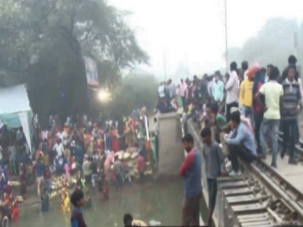पूजा के दौरान रेल ट्रैक से कई ट्रेनें भी गुजरती रही