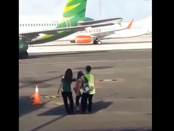 Woman Trying To Chase Plane After Missing Flight Video Viral Woman Trying To Chase Plane After Missing Flight Video Viral