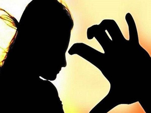 अश्लील वीडियो घरवालों को दिखाने की धमकी देकर ले लिए 1 लाख