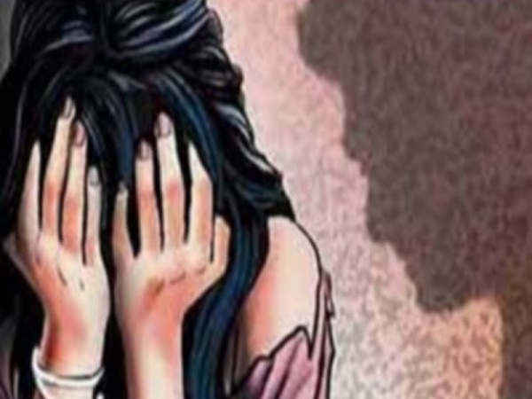 यूपी: चार साल की मासूम बच्ची के साथ पड़ोसी ने किया दुष्कर्म, लहूलुहान हालत में छोड़कर आरोपी हुआ फरार यूपी: चार साल की मासूम बच्ची के साथ पड़ोसी ने किया दुष्कर्म, लहूलुहान हालत में छोड़कर आरोपी हुआ फरार