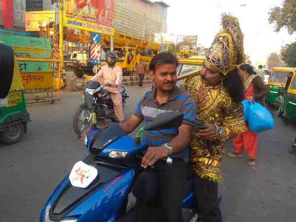 लखनऊ पुलिस ने यमराज को सड़क पर उतारा