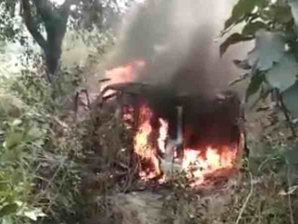यूपी के मऊ में हुआ दर्दनाक सड़क हादसा, अनियंत्रित कार ने तीन महिलाओं को कुचला, सभी की मौत यूपी के मऊ में हुआ दर्दनाक सड़क हादसा, अनियंत्रित कार ने तीन महिलाओं को कुचला, सभी की मौत