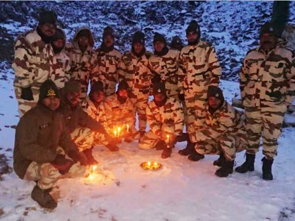 अमृतसर। दिवाली का त्योहार देशभर में हर्षोल्लास के साथ मनाया जा रहा है। देश की सुरक्षा में लगे जवान भी अपनी तरह से त्योहार मना रहे हैं। वाघा-अटारी बॉर्डर पर दिवाली मना रहे बॉर्डर सिक्योरिटी फोर्स (बीएसएफ) के जवानों की दिवाली मनाते हुए वीडियो आया है। इसमें जवान फुलझडियां चलाते और ढोल की थाप पर नाचते दिख रहे हैं। भारत-पाकिस्तान बॉर्डर पर दीपावली के मौके पर बीएसएफ की ओर से पाकिस्तानी रेंजर्स को मिठाई भी भेंट की जाएगी। बीएसएफ डीजी रजनीकांत मिश्रा की ओर से अटारी स्थित वाघा बॉर्डर पर पाकिस्तानी रेंजर्स को मिठाई दी जाएगी। इसके अलावा बॉर्डर के उन सभी कांटेक्ट प्वाइंट पर भी दीपावली मिलन समारोह आयोजित होगा, जहां पर दोनों देशों की बॉर्डर गार्ड फोर्स के प्रतिनिधि आधिकारिक तौर पर मिलते हैं। इससे पहले गणतंत्र दिवस और ईद पर बीएसएफ ने मिठाई का आदान-प्रदान नहीं किया था लेकिन इस दिवाली बीएसएफ अच्छी पहल करते हुए पाक को मिठाई भेंट करेगी। जीरो से नीचे के तापमान में लद्दाख के खारदुंग ला में इंडो तिब्बतन बॉर्डर पुलिस (आईटीबीपी) के जवानों ने भी दीये जलाकर दिवाली मनाई। बता दें कि प्रधानमंत्री नरेंद्र मोदी बुधवार को उत्तराखंड में देश के आईटीबीपी जवानों के साथ दीपावली मनाएंगेष पहले वह केदारनाथ में दर्शन करेंगे और फिर जवानों के साथ त्योहार में शामिल होंगे। अमृतसर। दिवाली का त्योहार देशभर में हर्षोल्लास के साथ मनाया जा रहा है। देश की सुरक्षा में लगे जवान भी अपनी तरह से त्योहार मना रहे हैं। वाघा-अटारी बॉर्डर पर दिवाली मना रहे बॉर्डर सिक्योरिटी फोर्स (बीएसएफ) के जवानों की दिवाली मनाते हुए वीडियो आया है। इसमें जवान फुलझडियां चलाते और ढोल की थाप पर नाचते दिख रहे हैं। भारत-पाकिस्तान बॉर्डर पर दीपावली के मौके पर बीएसएफ की ओर से पाकिस्तानी रेंजर्स को मिठाई भी भेंट की जाएगी। बीएसएफ डीजी रजनीकांत मिश्रा की ओर से अटारी स्थित वाघा बॉर्डर पर पाकिस्तानी रेंजर्स को मिठाई दी जाएगी। इसके अलावा बॉर्डर के उन सभी कांटेक्ट प्वाइंट पर भी दीपावली मिलन समारोह आयोजित होगा, जहां पर दोनों देशों की बॉर्डर गार्ड फोर्स के प्रतिनिधि आधिकारिक तौर पर मिलते हैं। इससे पहले गणतंत्र दिवस और ईद पर बीएसएफ ने मिठाई का आदान-प्रदान नहीं किया था लेकिन इस दिवाली बीएसएफ अच्छी पहल करते हुए पाक को मिठाई भेंट करेगी। जीरो से नीचे के तापमान में लद्दाख के खारदुंग ला में इंडो तिब्बतन बॉर्डर पुलिस (आईटीबीपी) के जवानों ने भी दीये जलाकर दिवाली मनाई। बता दें कि प्रधानमंत्री नरेंद्र मोदी बुधवार को उत्तराखंड में देश के आईटीबीपी जवानों के साथ दीपावली मनाएंगेष पहले वह केदारनाथ में दर्शन करेंगे और फिर जवानों के साथ त्योहार में शामिल होंगे।