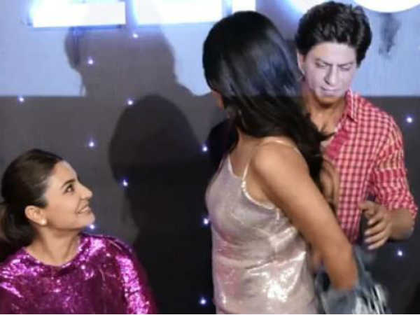 VIDEO: जब शाहरुख ने सबके सामने उतरवा दी कैटरीना की जैकेट और कही ये बात VIDEO: जब शाहरुख ने सबके सामने उतरवा दी कैटरीना की जैकेट और कही ये बात