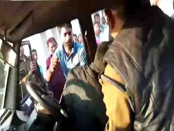 डायल 100 गाड़ी के अंदर पीटा