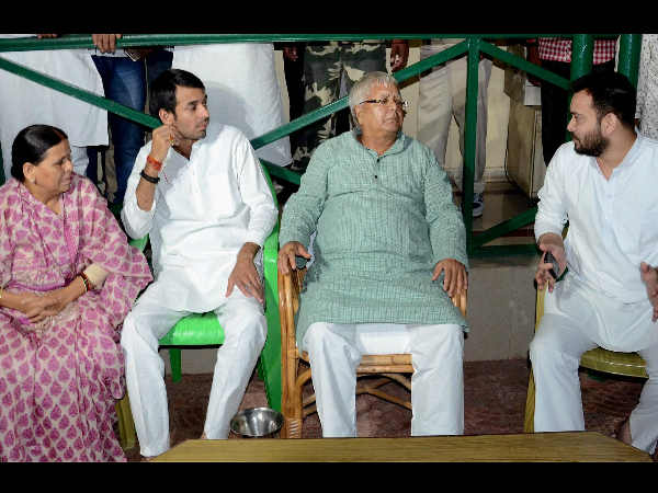 दिल्ली में राबड़ी देवी, तेज प्रताप को साथ लेकर जाएंगे तेजस्वी