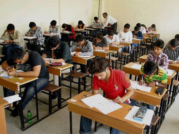 यूपीटीईटी 2018: परीक्षा में रिकॉर्ड तोड़ अभ्यर्थी हुए शामिल, कहीं पकड़े गए सॉल्वर तो कहीं मचा हंगामा यूपीटीईटी 2018: परीक्षा में रिकॉर्ड तोड़ अभ्यर्थी हुए शामिल, कहीं पकड़े गए सॉल्वर तो कहीं मचा हंगामा
