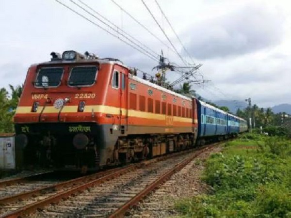 चारों ने एकसाथ ट्रेन के आगे छलांग लगा दी'