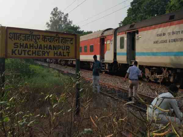 यूपी: चलती ट्रेन में महिला ने दिया बच्चे को जन्म, स्टेशन पहुंचने से पहले मौजूद थी 102 एंबुलेंस यूपी: चलती ट्रेन में महिला ने दिया बच्चे को जन्म, स्टेशन पहुंचने से पहले मौजूद थी 102 एंबुलेंस
