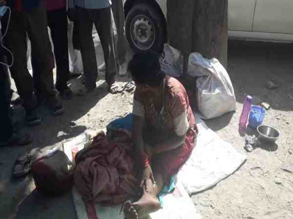 यूपी: विक्षिप्त महिला ने कलेक्ट्रेट परिसर में बच्चे को दिया जन्म, घंटों तक एंबुलेंस का नहीं था पता यूपी: विक्षिप्त महिला ने कलेक्ट्रेट परिसर में बच्चे को दिया जन्म, घंटों तक एंबुलेंस का नहीं था पता