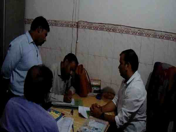 यूपी: टेक्निशियन की डिग्री पर इस अस्पताल में होता था ऑपरेशन, एसडीएम ने मारा छापा, देखें वीडियो यूपी: टेक्निशियन की डिग्री पर इस अस्पताल में होता था ऑपरेशन, एसडीएम ने मारा छापा, देखें वीडियो