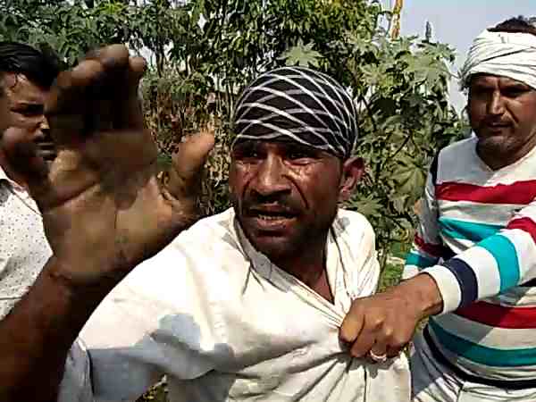यूपी: रिक्शा चालक ने युवती के साथ की छेड़छाड़, गुस्साई भीड़ ने जमकर पीटा, देखें वीडियो यूपी: रिक्शा चालक ने युवती के साथ की छेड़छाड़, गुस्साई भीड़ ने जमकर पीटा, देखें वीडियो