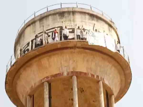 यूपी: मुआवजा ना मिलने से नाराज किसानों पानी टंकी पर चढ़ लगाए सरकार विरोधी नारे, देखें वीडियो यूपी: मुआवजा ना मिलने से नाराज किसानों पानी टंकी पर चढ़ लगाए सरकार विरोधी नारे, देखें वीडियो
