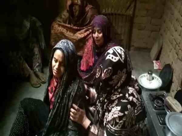 यूपी: गृहकलेश से तंग आकर इस शख्स ने की पत्नी और बेटी की हत्या, बाद में खुद भी लगाई फांसी यूपी: गृहकलेश से तंग आकर इस शख्स ने की पत्नी और बेटी की हत्या, बाद में खुद भी लगाई फांसी