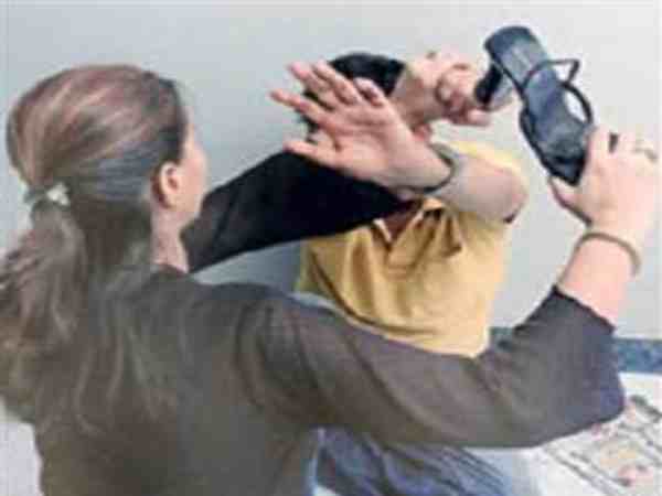 यूपी: पति को दूसरी महिला के साथ देख पत्नी का खौला खून, परिवार सहित लाठी-डंडों से कर दी पिटाई यूपी: पति को दूसरी महिला के साथ देख पत्नी का खौला खून, परिवार सहित लाठी-डंडों से कर दी पिटाई