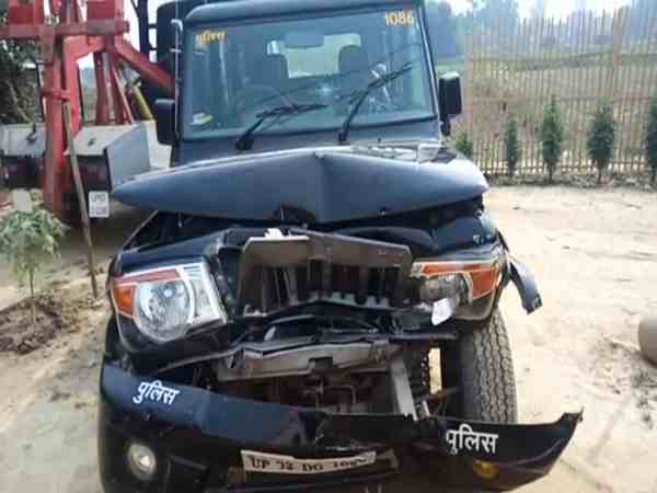 यूपी: गश्त कर रही पुलिस कार का हुआ एक्सिडेंट, एक की मौत दो घायल यूपी: गश्त कर रही पुलिस कार का हुआ एक्सिडेंट, एक की मौत दो घायल
