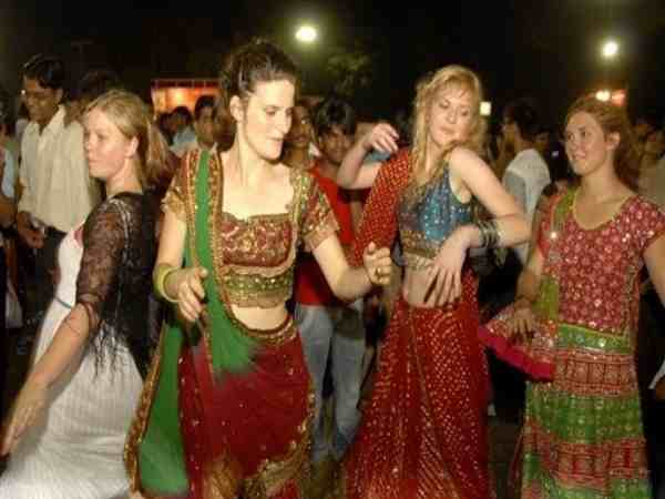 राजस्थान: इस भारतीय त्योहार पर विदेशी महिलाओं ने किया श्रृंगार, जिसने देखा फटी रह गई उसकी आंखे राजस्थान: इस भारतीय त्योहार पर विदेशी महिलाओं ने किया श्रृंगार, जिसने देखा फटी रह गई उसकी आंखे