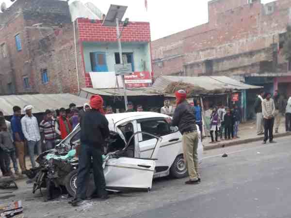 यूपी: दीपावली मनाने के लिए घर जा रहे कार सवारों की सड़क हादसे में हुई मौत, एक की हालत गंभीर यूपी: दीपावली मनाने के लिए घर जा रहे कार सवारों की सड़क हादसे में हुई मौत, एक की हालत गंभीर