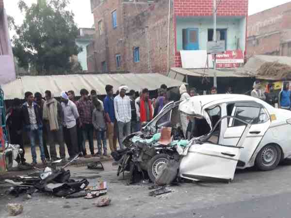 यूपी: दीपावली मनाने के लिए घर जा रहे कार सवारों की सड़क हादसे में हुई मौत, एक की हालत गंभीर यूपी: दीपावली मनाने के लिए घर जा रहे कार सवारों की सड़क हादसे में हुई मौत, एक की हालत गंभीर