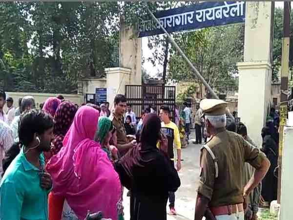 यूपी: जेल में प्रेमी से मिलने पहुंची प्रेमिका और परिजनों में हुई जमकर हाथापाई, पुलिस के छूटे पसीने यूपी: जेल में प्रेमी से मिलने पहुंची प्रेमिका और परिजनों में हुई जमकर हाथापाई, पुलिस के छूटे पसीने