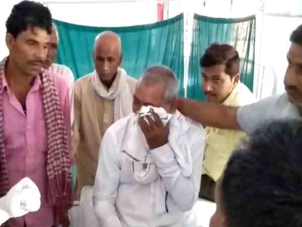 यूपी: फोन पर लड़की को तंग करना आशिक को पड़ा महंगा, भाई ने स्कूल जाते समय मारी गोली यूपी: फोन पर लड़की को तंग करना आशिक को पड़ा महंगा, भाई ने स्कूल जाते समय मारी गोली