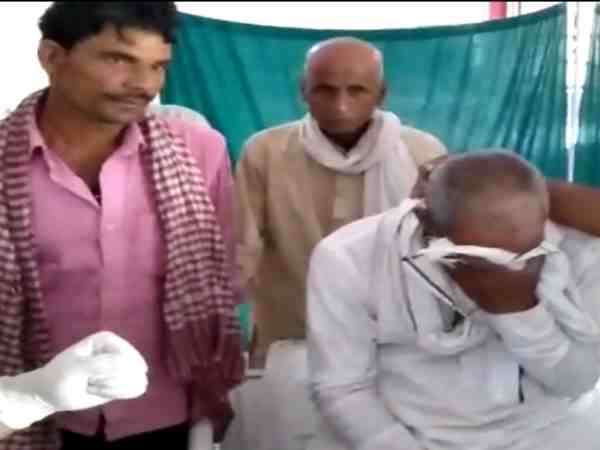 यूपी: फोन पर लड़की को तंग करना आशिक को पड़ा महंगा, भाई ने स्कूल जाते समय मारी गोली यूपी: फोन पर लड़की को तंग करना आशिक को पड़ा महंगा, भाई ने स्कूल जाते समय मारी गोली