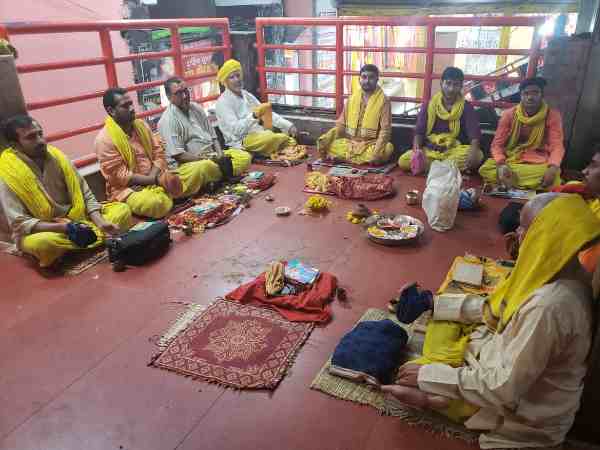 यूपी: गृह कलेश से बचने के लिए तेज प्रताप ने ली मा विंध्यवासिनी की शरण, करा रहे हैं पूजा-पाठ यूपी: गृह कलेश से बचने के लिए तेज प्रताप ने ली मा विंध्यवासिनी की शरण, करा रहे हैं पूजा-पाठ