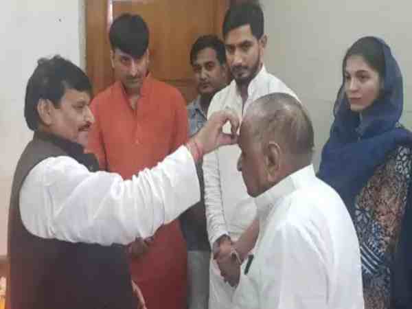 यूपी: शिवपाल के घर पहुंच मुलायम सिंह यादव ने मनाई दीपावली, अखिलेश का परिवार था गायब यूपी: शिवपाल के घर पहुंच मुलायम सिंह यादव ने मनाई दीपावली, अखिलेश का परिवार था गायब