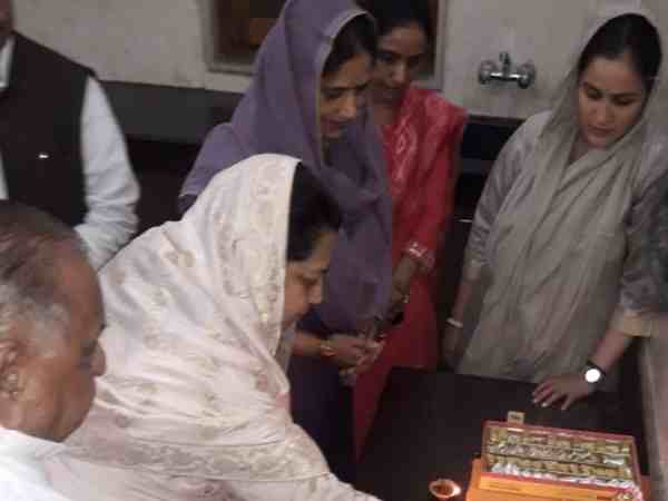 यूपी: शिवपाल के घर पहुंच मुलायम सिंह यादव ने मनाई दीपावली, अखिलेश का परिवार था गायब यूपी: शिवपाल के घर पहुंच मुलायम सिंह यादव ने मनाई दीपावली, अखिलेश का परिवार था गायब