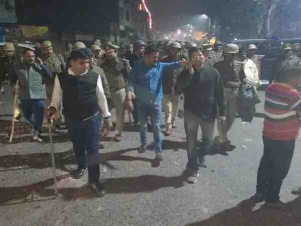 यूपी: युवती से छेड़छाड़ के बाद दो गुट आपस में भिडे़, जमकर हुई फायरिग और पथराव, इलाके में तनाव यूपी: युवती से छेड़छाड़ के बाद दो गुट आपस में भिडे़, जमकर हुई फायरिग और पथराव, इलाके में तनाव