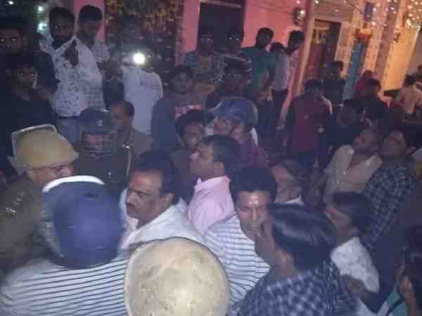 यूपी: युवती से छेड़छाड़ के बाद दो गुट आपस में भिडे़, जमकर हुई फायरिग और पथराव, इलाके में तनाव यूपी: युवती से छेड़छाड़ के बाद दो गुट आपस में भिडे़, जमकर हुई फायरिग और पथराव, इलाके में तनाव