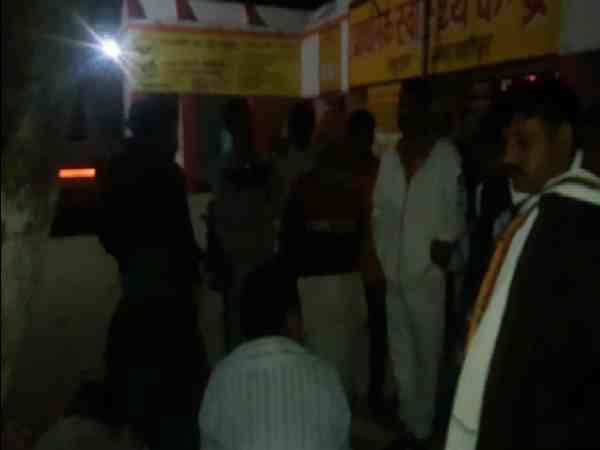 यूपी: पटाखे छोड़ने के लेकर हुआ विवाद, लाठी-डंडे से पीटकर युवक को उतारा मौत के घाट यूपी: पटाखे छोड़ने के लेकर हुआ विवाद, लाठी-डंडे से पीटकर युवक को उतारा मौत के घाट