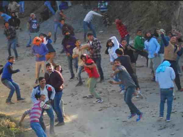 हिमाचल प्रदेश: यहां दीपावली में की जाती है पत्थरों की बरसात, लोगों के खून से की जाती है पूजा हिमाचल प्रदेश: यहां दीपावली में की जाती है पत्थरों की बरसात, लोगों के खून से की जाती है पूजा