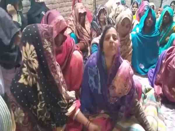 यूपी: पटाखे फोड़ने से घबराई मासूम की छत से गिरने से हुई मौत, 48 घंटे में घटी ऐसी कई घटनाएं यूपी: पटाखे फोड़ने से घबराई मासूम की छत से गिरने से हुई मौत, 48 घंटे में घटी ऐसी कई घटनाएं